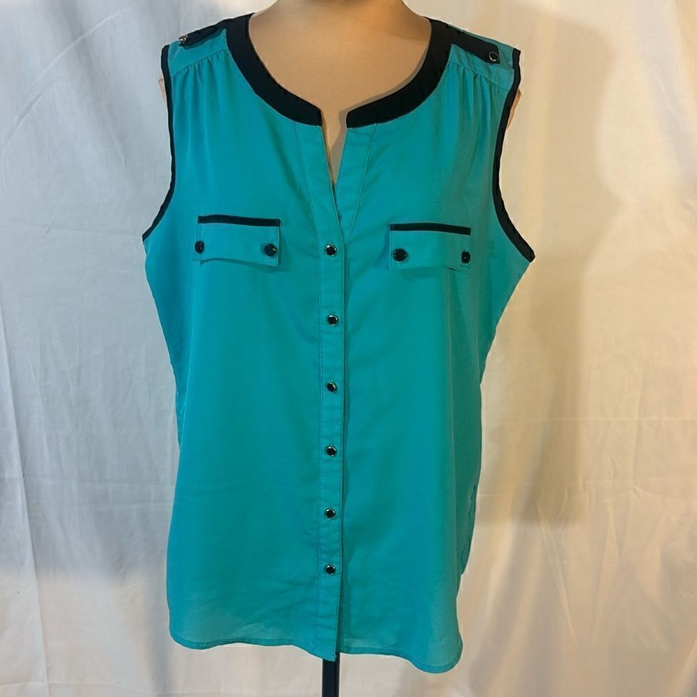 Milano two-tone sleeveless blouse size medium